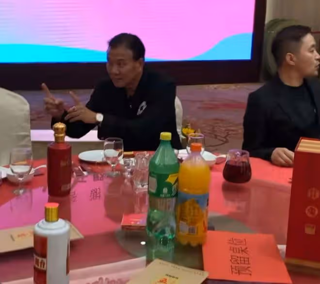 65歲萬梓良近況曝光,現身酒局穿金戴銀好富貴,飯桌上擺茅台吸睛