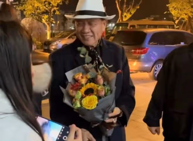 65歲萬梓良近況曝光,現身酒局穿金戴銀好富貴,飯桌上擺茅台吸睛