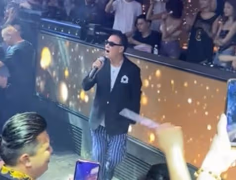 65歲萬梓良近況曝光,現身酒局穿金戴銀好富貴,飯桌上擺茅台吸睛