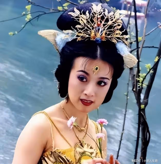 47歲金巧巧曬外出遊玩照，藍色短裙凸顯美腿，皮膚緊緻堪比少女