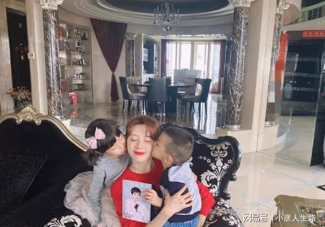 47歲金巧巧曬外出遊玩照，藍色短裙凸顯美腿，皮膚緊緻堪比少女