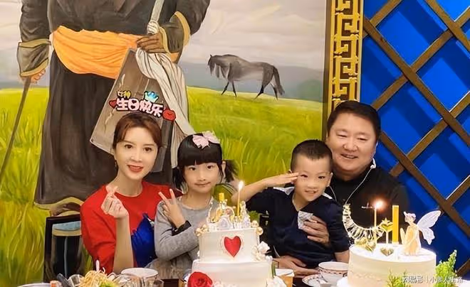 47歲金巧巧曬外出遊玩照，藍色短裙凸顯美腿，皮膚緊緻堪比少女