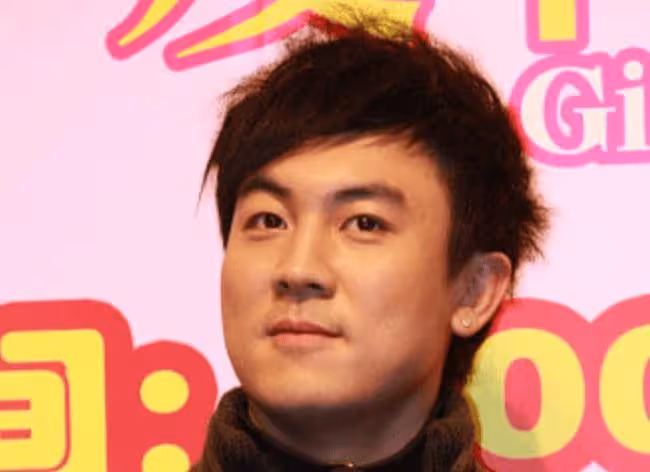 他被狄龍藏了39年,他就是「最帥包青天」的男演員,父子倆太像了