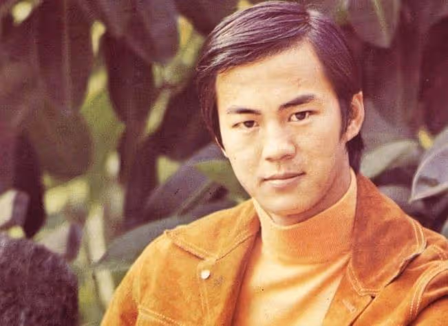 他被狄龍藏了39年,他就是「最帥包青天」的男演員,父子倆太像了