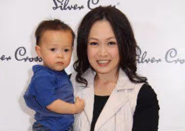 她選秀冠軍走紅，卻慘遭相戀8年男友拋棄，落魄後與素人未婚生子