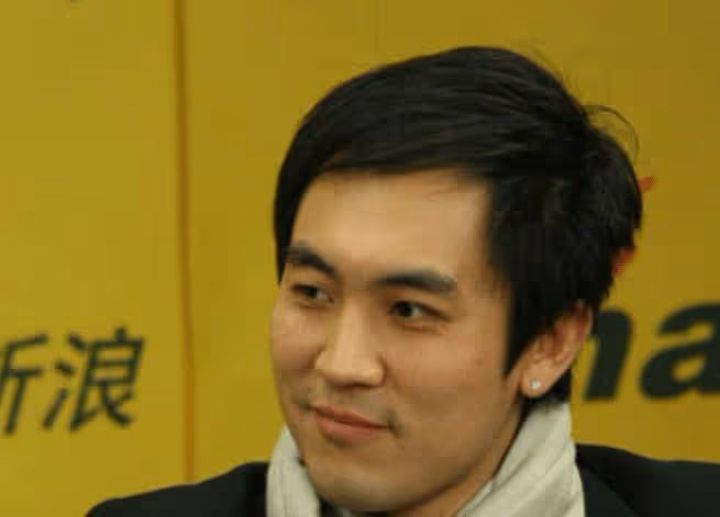 他被狄龍藏了39年,他就是「最帥包青天」的男演員,父子倆太像了