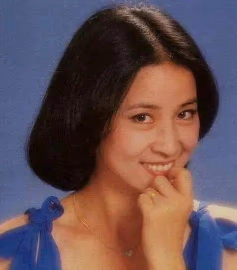 林鳳嬌:和成龍在一起40年,你只看到了她的忍,卻沒看到她的狠