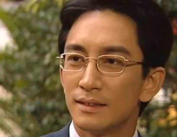 年近半百二婚還娶小姑娘,婚後7年敗光數億家產,現和女兒住危樓