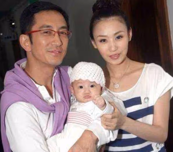 年近半百二婚還娶小姑娘,婚後7年敗光數億家產,現和女兒住危樓