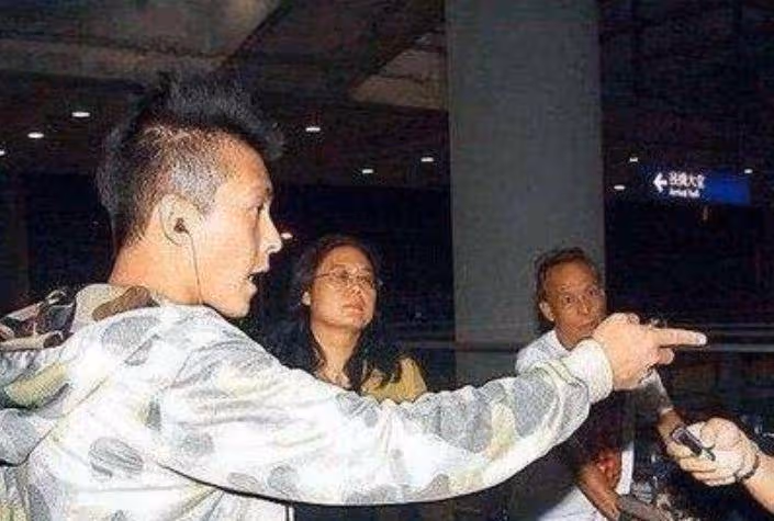 周杰倫早年被F4「圍攻」,身旁卻無人幫忙,唯獨陳冠希撩起板凳