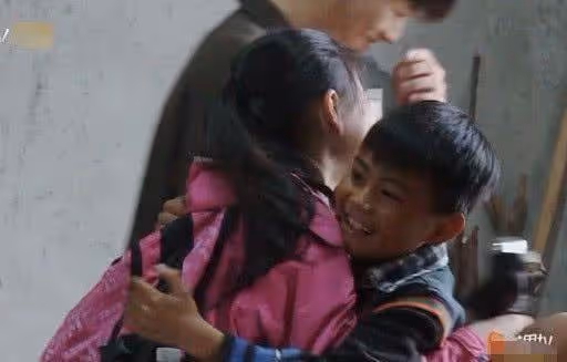 《變形計》最虛榮的農村女孩,回家就和弟弟炫耀,導演都看不下去