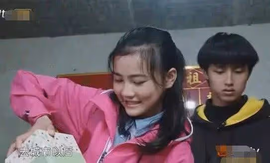 《變形計》最虛榮的農村女孩,回家就和弟弟炫耀,導演都看不下去
