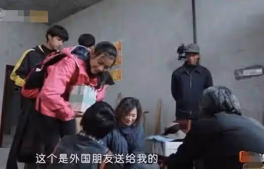 《變形計》最虛榮的農村女孩,回家就和弟弟炫耀,導演都看不下去