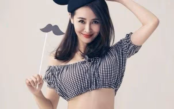 她27歲出道,因與佟大為妻子撞臉而不火,如今事業愛情雙豐收