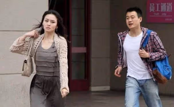 她27歲出道,因與佟大為妻子撞臉而不火,如今事業愛情雙豐收