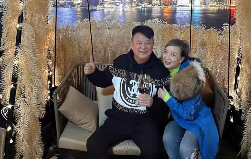 年近70陳百祥近況曝光,退出影視圈,開始享受退休生活,與妻恩愛多年,「唯一遺憾」引人嘆息