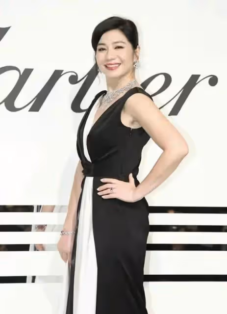 鐘楚紅才是60歲女人的穿搭榜樣，成熟優雅卻不顯老，氣質也高級網友驚嘆：跨時代女神