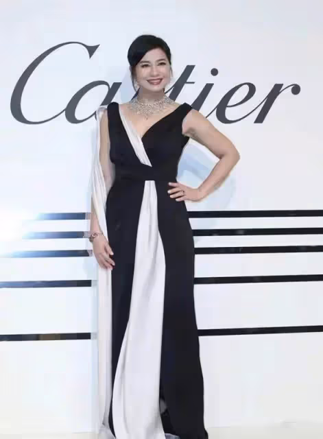 鐘楚紅才是60歲女人的穿搭榜樣，成熟優雅卻不顯老，氣質也高級網友驚嘆：跨時代女神