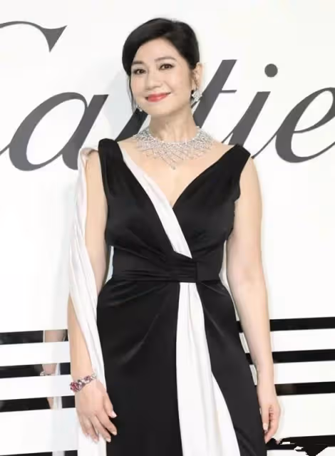 鐘楚紅才是60歲女人的穿搭榜樣，成熟優雅卻不顯老，氣質也高級網友驚嘆：跨時代女神