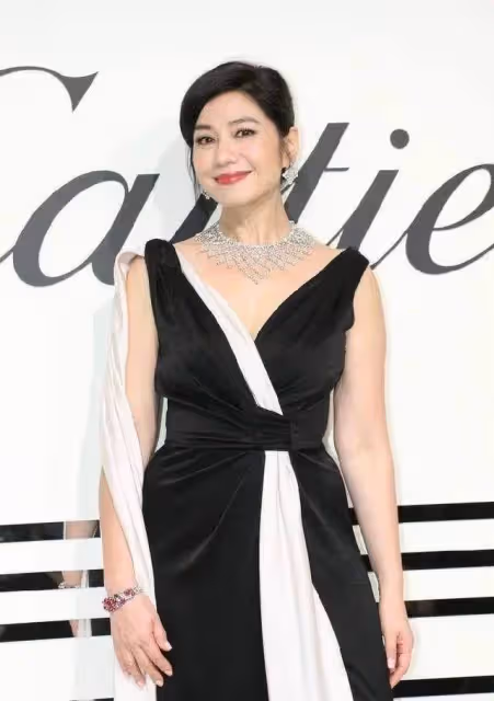 鐘楚紅才是60歲女人的穿搭榜樣,成熟優雅卻不顯老,氣質也高級網友驚嘆:跨時代女神