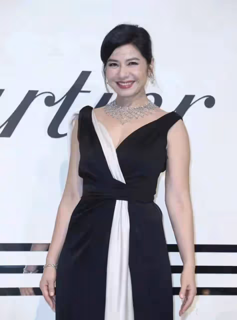 鐘楚紅才是60歲女人的穿搭榜樣,成熟優雅卻不顯老,氣質也高級網友驚嘆:跨時代女神