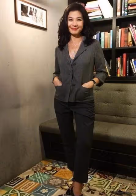 鐘楚紅才是60歲女人的穿搭榜樣,成熟優雅卻不顯老,氣質也高級網友驚嘆:跨時代女神