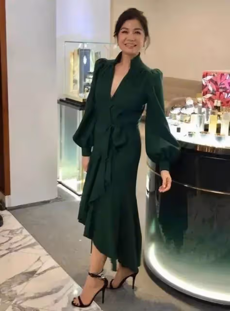 鐘楚紅才是60歲女人的穿搭榜樣,成熟優雅卻不顯老,氣質也高級網友驚嘆:跨時代女神