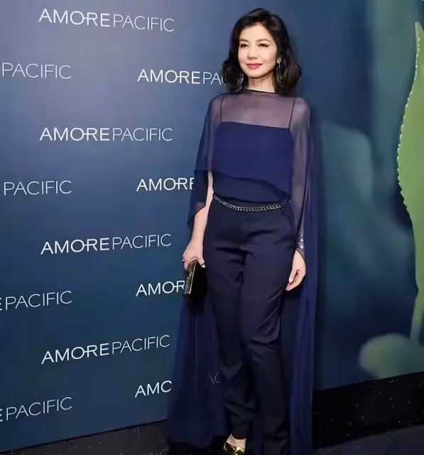 鐘楚紅才是60歲女人的穿搭榜樣,成熟優雅卻不顯老,氣質也高級網友驚嘆:跨時代女神
