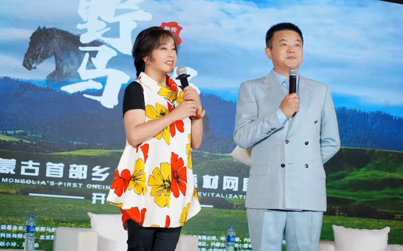 69歲劉曉慶出席活動太精緻！穿花襯衣打扮嬌俏膚色白皙面容姣好，手戴大玉鐲顯貴氣