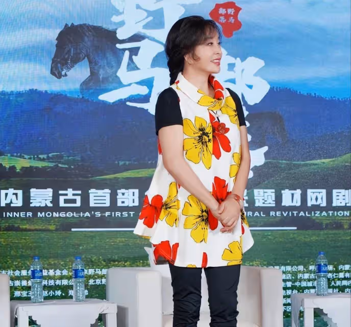 69歲劉曉慶出席活動太精緻！穿花襯衣打扮嬌俏膚色白皙面容姣好，手戴大玉鐲顯貴氣