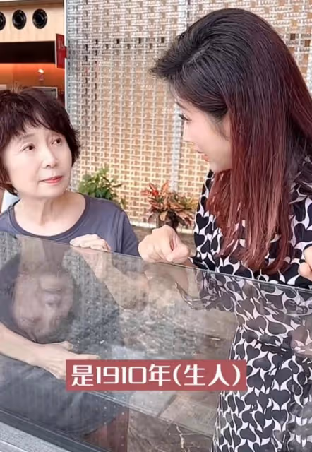 曹禺女兒萬方罕露面！與主持人春妮同參觀，70歲一頭紅髮太年輕