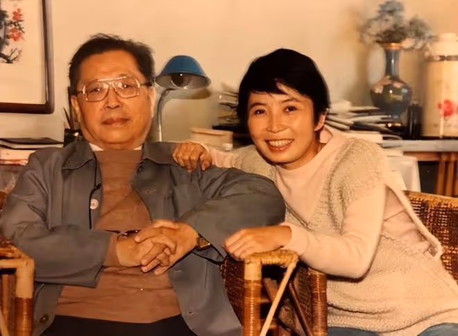 曹禺女兒萬方罕露面！與主持人春妮同參觀，70歲一頭紅髮太年輕