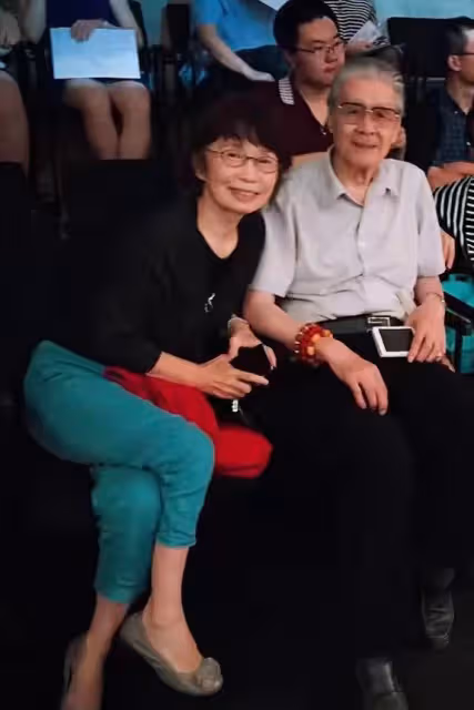 曹禺女兒萬方罕露面!與主持人春妮同參觀,70歲一頭紅髮太年輕