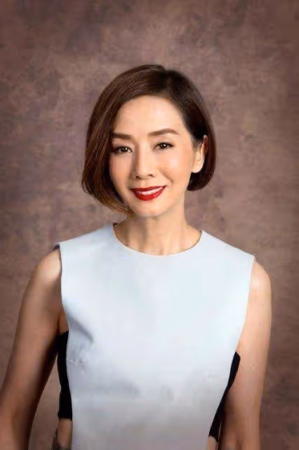 知名港星曬一家四口合照!62歲素顏出鏡狀態佳,女兒撞臉林嘉欣