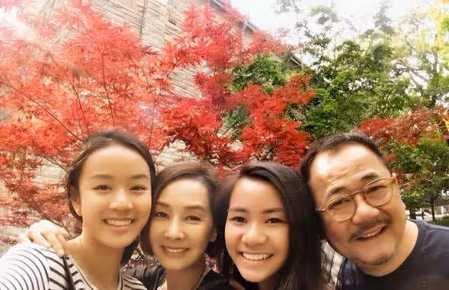 知名港星曬一家四口合照!62歲素顏出鏡狀態佳,女兒撞臉林嘉欣