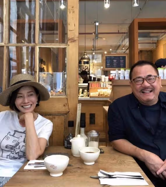 知名港星曬一家四口合照!62歲素顏出鏡狀態佳,女兒撞臉林嘉欣