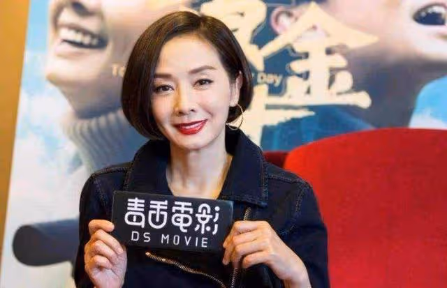 知名港星曬一家四口合照!62歲素顏出鏡狀態佳,女兒撞臉林嘉欣