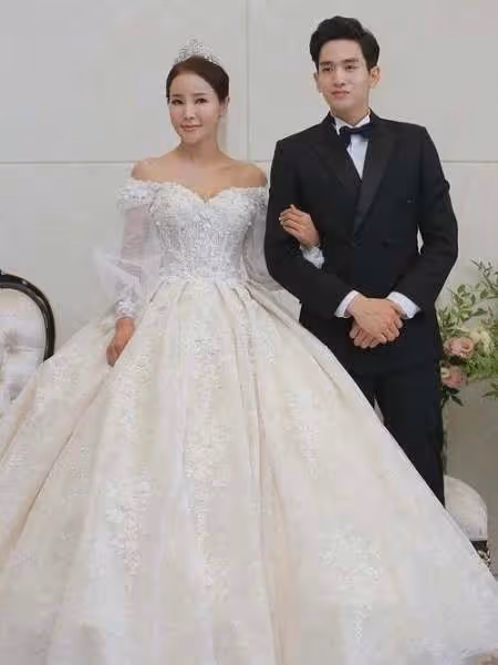 差17歲母子戀的米娜修成正果,曾拒王思聰2億簽約,如今怎樣了?
