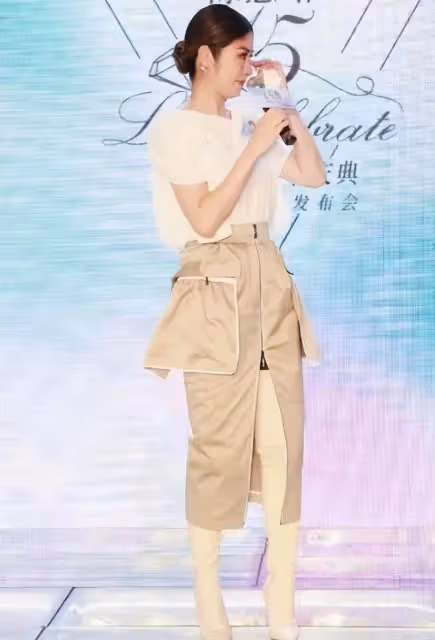 陳慧琳活成了70後的驕傲!泡泡袖上衣配工裝裙,49歲看起來像29,網友:讓人羨慕