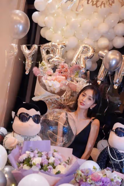 39歲佟麗婭曬生日寫真,衣著打扮風情萬種,前夫陳思誠發文祝賀