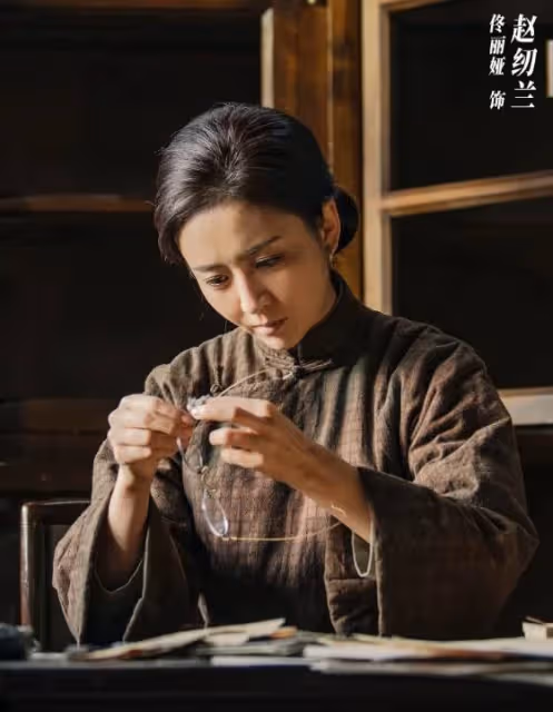 39歲佟麗婭曬生日寫真,衣著打扮風情萬種,前夫陳思誠發文祝賀