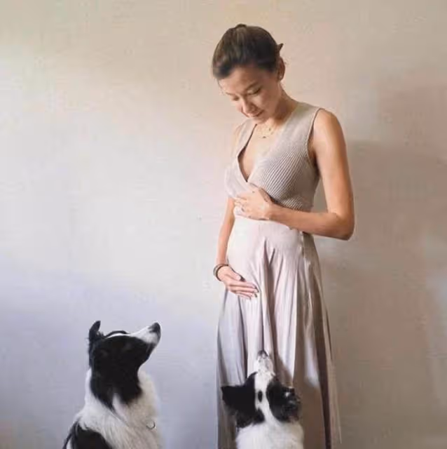 朱玲玲兒媳秀恩愛!挺6個月孕肚現身,丈夫與婆婆關系仍不和