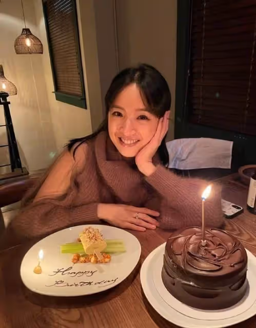 林依晨乘坐百萬豪車,穿辣裝外出不見女兒「小小林」,產後不到一年瘦出「小蠻腰」:青春氣息濃厚