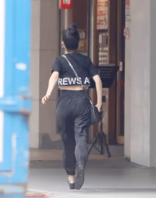 林依晨乘坐百萬豪車,穿辣裝外出不見女兒「小小林」,產後不到一年瘦出「小蠻腰」:青春氣息濃厚