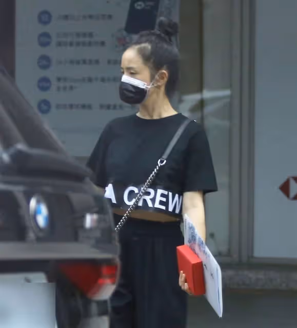 林依晨乘坐百萬豪車,穿辣裝外出不見女兒「小小林」,產後不到一年瘦出「小蠻腰」:青春氣息濃厚