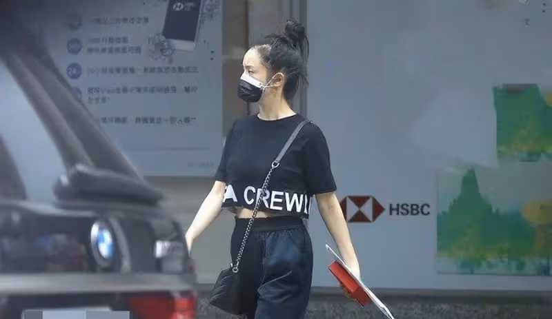 林依晨乘坐百萬豪車,穿辣裝外出不見女兒「小小林」,產後不到一年瘦出「小蠻腰」:青春氣息濃厚