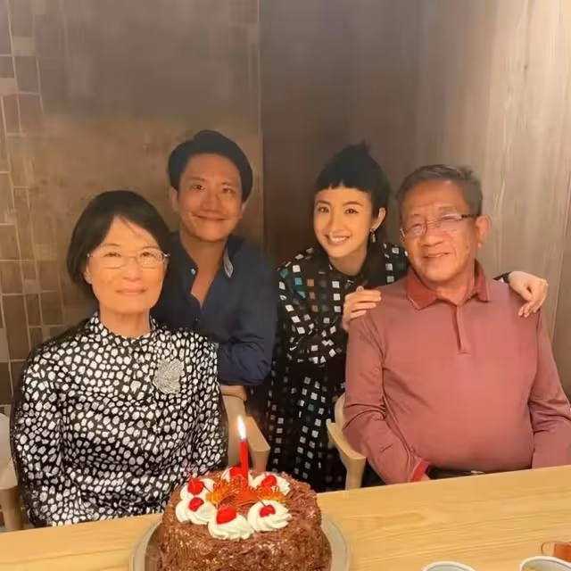 林依晨乘坐百萬豪車,穿辣裝外出不見女兒「小小林」,產後不到一年瘦出「小蠻腰」:青春氣息濃厚