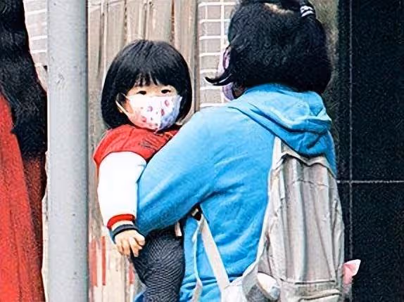 黎明四歲女兒近照大變樣!小時候肉嘟嘟長得像男孩,如今越長越美單眼皮超像爸爸