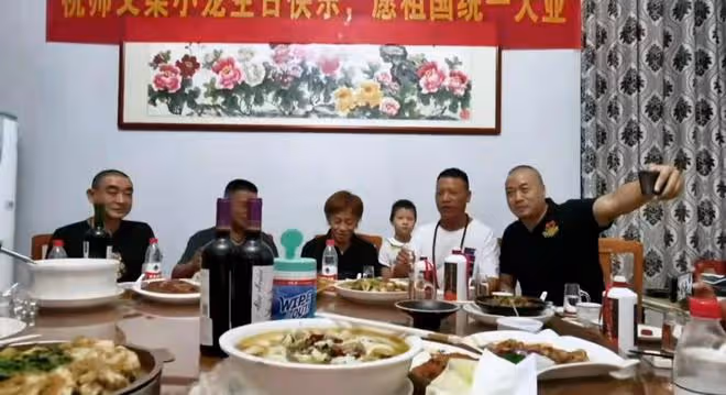 74歲戲骨梁小龍擺宴慶生！桌上四瓶茅台太豪氣，拉愛國橫幅獲點贊