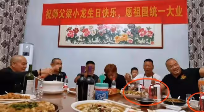 74歲戲骨梁小龍擺宴慶生！桌上四瓶茅台太豪氣，拉愛國橫幅獲點贊